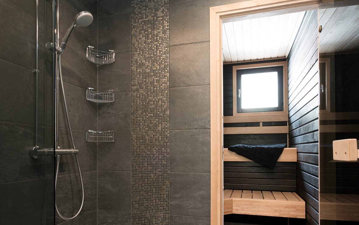 Tunnelmallinen pesuhuone ja sauna sekä kodinhoitohuone