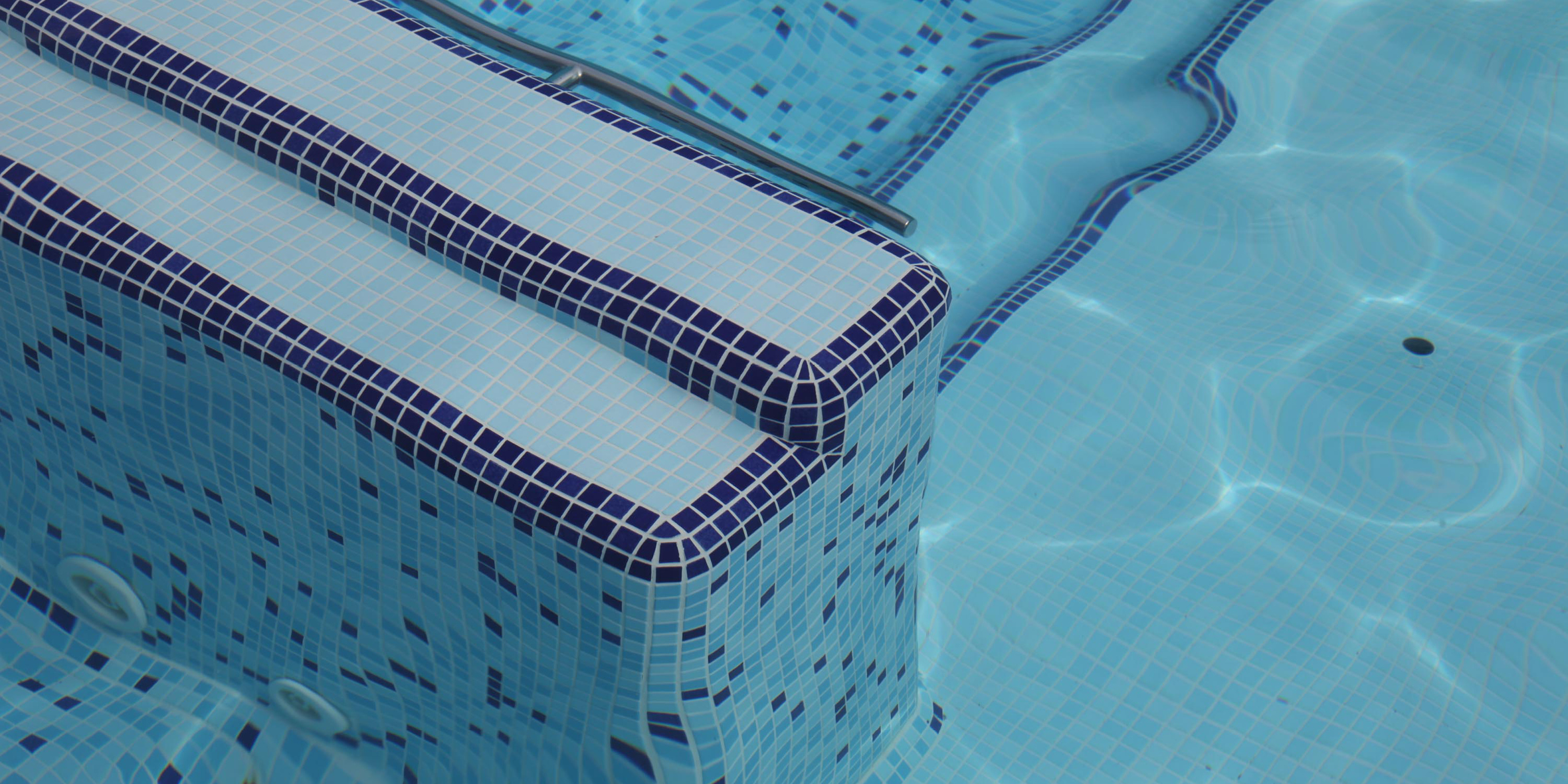 Pienten uima-allastilojen suunnittelu malliston tuotteiden ja ratkaisuiden avulla, kaunis sininen mosaiikki uima-altaassa