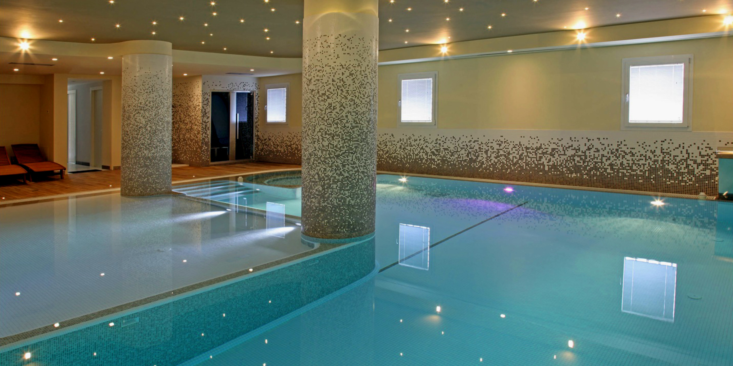 Pienten uima-allastilojen suunnittelu malliston tuotteiden ja ratkaisuiden avulla, kaunis sininen mosaiikki taloyhtiön uima-altaassa,