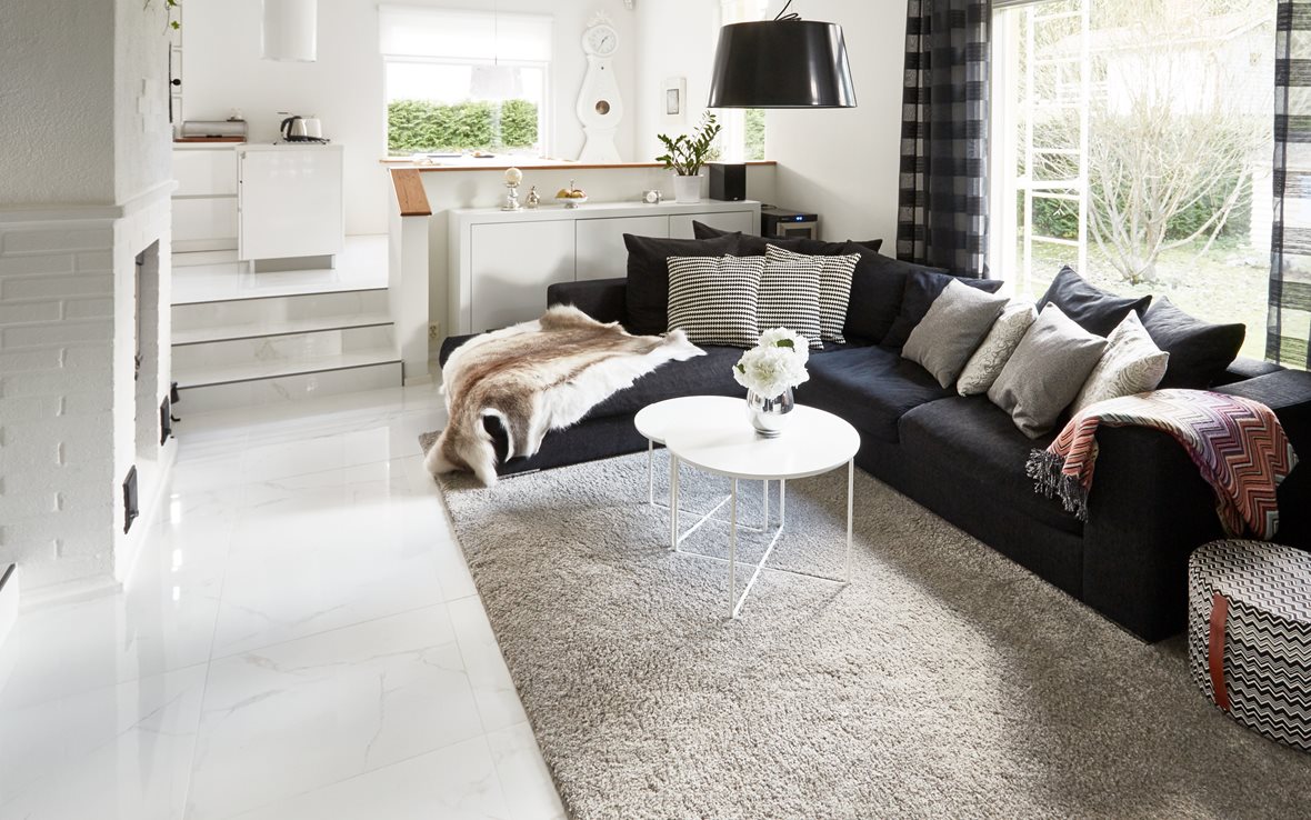 Vaaleat lattiat sekä raikas kodinhoitohuone ja wc