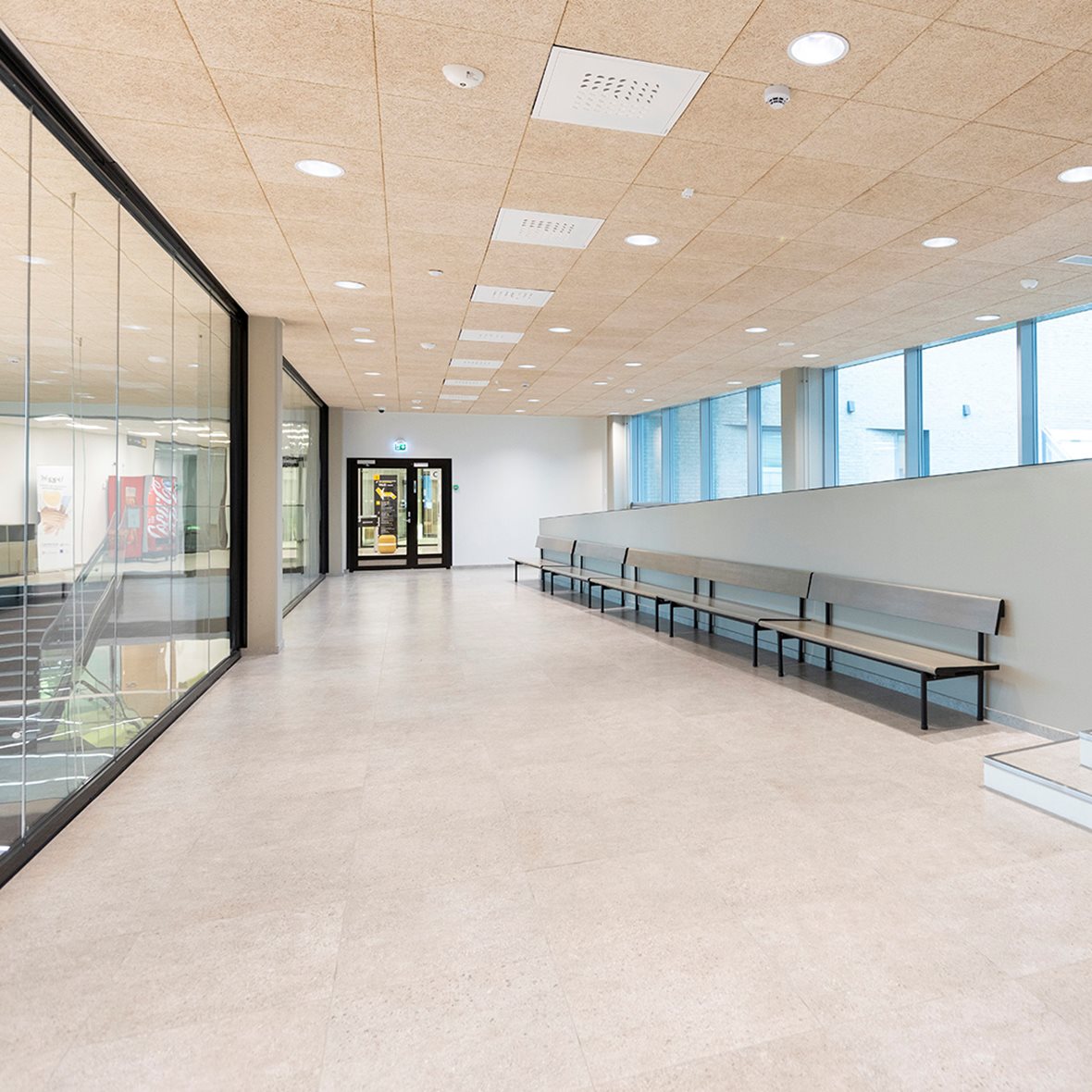 Keraamiset laatat oppilaitoksissa ja päiväkodeissa