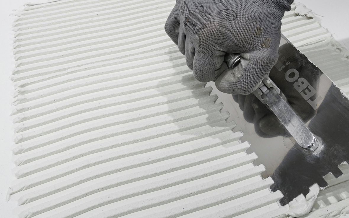 Laatoitus ja vedeneristys, liimat ja tasoitteet